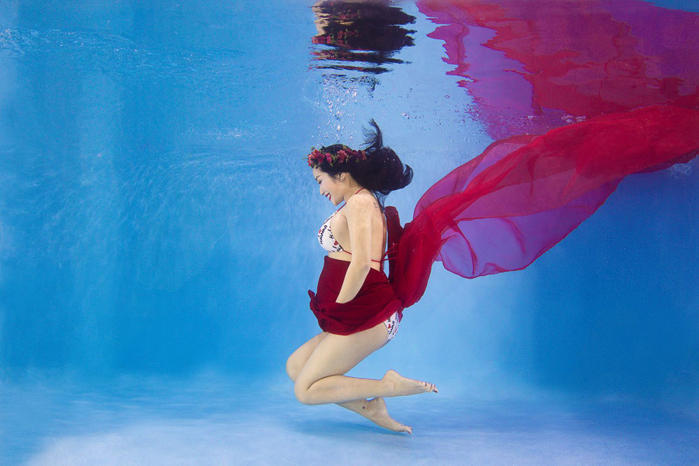 Ý Tưởng chụp ảnh bầu dưới nước của Ốc Thanh Vân có được khi xem được bộ ảnh chụp bà bầu ở dưới nước tuyệt đẹp của nhiếp ảnh gia người Mỹ - Adam Opris.